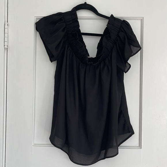Black ruffled, off the shoulder boxy and flowy top, great with wide leg jeans - Picture 1 of 2